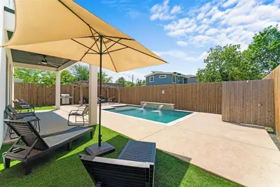 Image de Modern 5 Bd|4 Br with Pool & Downtown Views