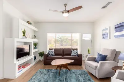 Image de Stylish & Freshly updated 2bd 2ba with Firepit!
