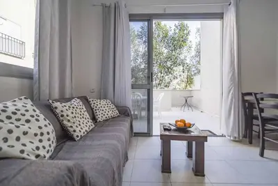2 pieces grande terrasse proche de la plage bograshov