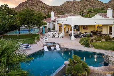 Image de Manor Retreat: A Modern Desert Haven with Pool, Pickleball & Guest House