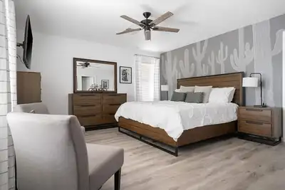 Image de Stylish Central Tucson Family-sized Home with Bikes to Ride