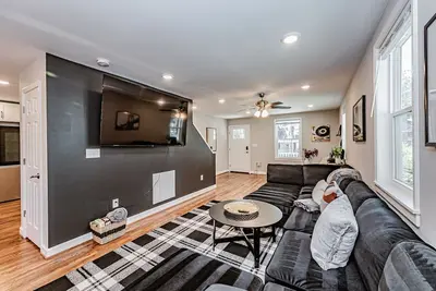 Image de Backyard Fire-Pit, Modern, Roomy, 7 Min Downtown