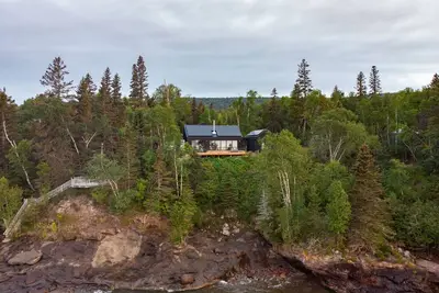 Image de Modern, eco-friendly home on Lake Superior and 5 min to Lutsen ski hill!