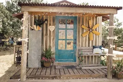 Image de Quiet, rustic, tiny cottage on a working ranch.