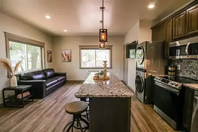 Image de Heart Trail Lookout Unit 1 Brand New Hot Tub and “The Griz” Cold Plunge!