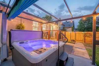 Image de Luxury Minneapolis 3br House with Hot Tub!