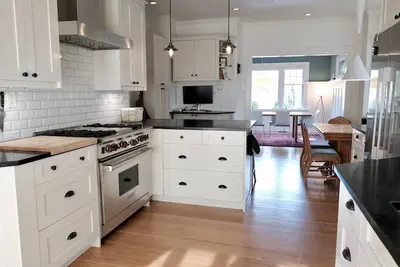 Image de Stylish 4 bedroom, 2 bath craftsman character home