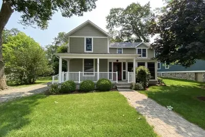 Image de Historic updated cottage walking distance from the pool!