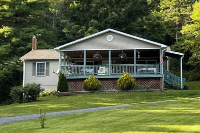 Image de Spy Run Hideaway is a 1/2 mile from the Blue Ridge Parkway & pet friendly!
