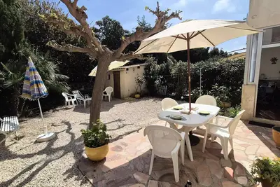 Image de Jardin, au cœur de Sanary, plages et port à pied.