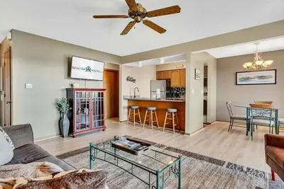 Image de Ready for You! Spacious, Newly Updated Condo with Lake Views