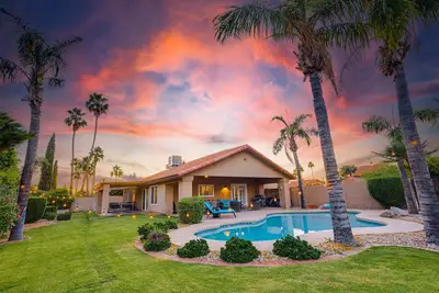 Phoenix Oasis: Pool, Game Room & Prime Location!