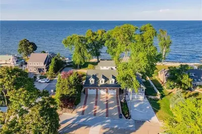 Image de Cheerful 4 bedroom Lakefront home.