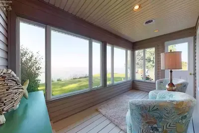 Image de Kenna's Cottage Lakefront 2 bedroom guest house