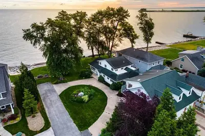 Image de Large 6 bedroom cozy lakefront home