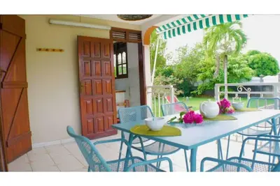 Image de Très joli bas de villa spacieux avec jardin.