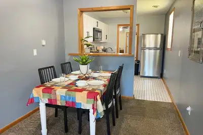 Image de Private Downtown Apt, King Bed, Jet Bath, Fireplace, Grill, near Indiana Dunes