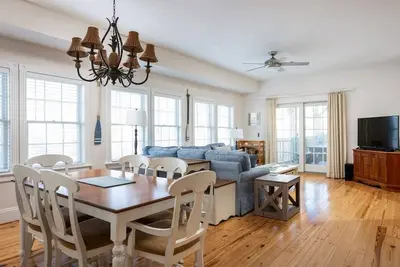 Image de Steps to the Beach - Spacious Condo with Amenities