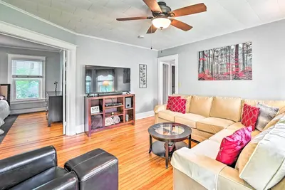 Image de Cozy + Walkable Delmar Getaway w/ Fire Pit!