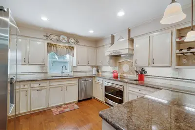 Image de Spacious 4-Bdrm w Hot Tub Minutes from Everything!