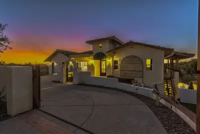 Image de Gorgeous Spanish Colonial near mountain trails