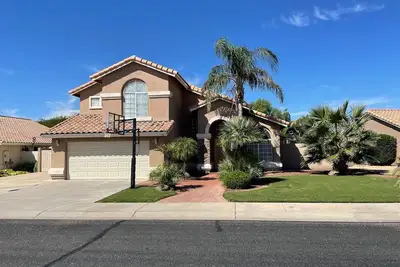 Image de Spacious family home with private pool in a safe, quiet neighborhood.