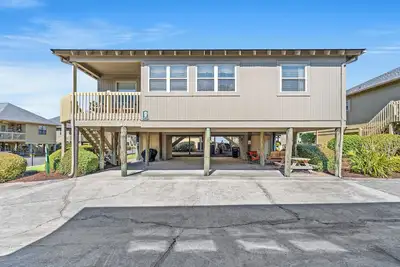 Image de 4 Bedroom Cottage with a short walk to the Beach