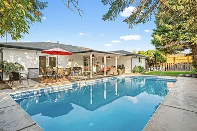 Image de Yakima luxury with game room and heated pool - Pool Open May-Sept