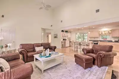 Image de Classy Getaway w/ Deck & Yard < 1 Mi to Beach