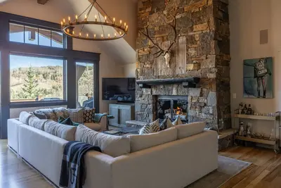 Image de Platinum Luxury 4 bedroom Direct Ski Ski out - Modern Decor