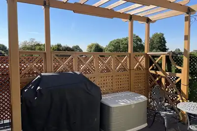 Image de Spacious Two bed Two Full bath with an ensuite bathroom and balcony.