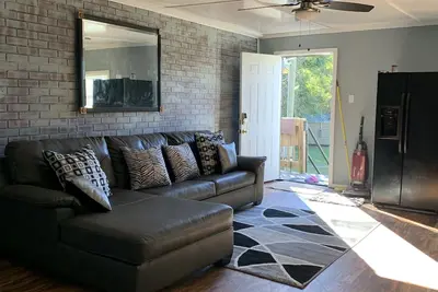 Image de Cozy barn apartment great for travel nurses in South Mississippi Gulf Coast area