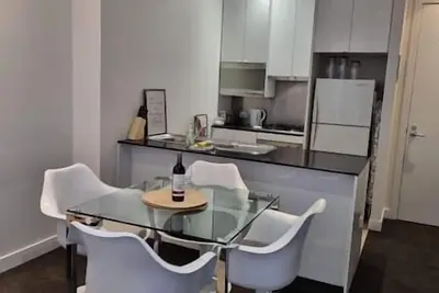 Image de Collins central 2-bd apartment with parking (paid)