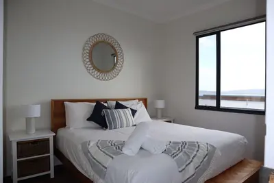 Image de Stunning harbour view 2 bedroom apartment 5 minute walk from town!