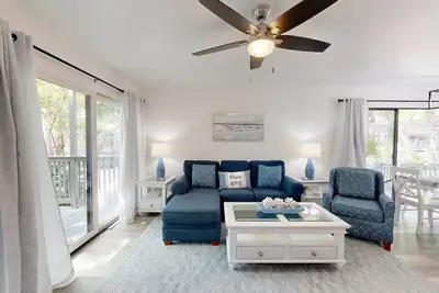 Image de Wonderfully Updated Three Bed Four Bath Villa Walking Distance to the Beach!