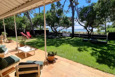 Image de Emplacement PRIVILÉGIÉ Pour Cette Villa En Premiere Ligne