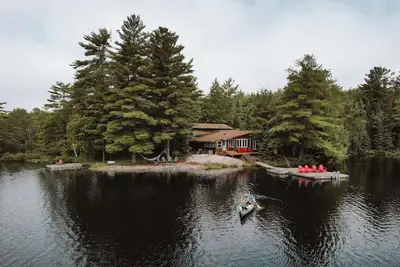 Image de LakeKabin - Lakefront Private Cottage on premium lake | HotTub, Kayaks, Canoe, Bbq