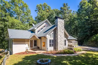 Image de Dog-friendly mountaintop retreat with gorgeous views, games, deck, & fireplace