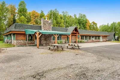 Image de Full hotel with bar, commercial kitchen, pool table & fireplaces - dog-friendly