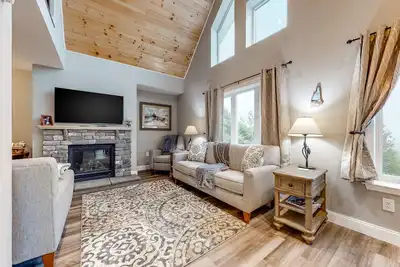 Image de New Owner - newly built mountain view home w/ deck, gas fireplace, firepit & Ac