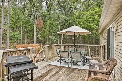 Image de Charming Pentwater Home w/ Fire Pit & Yard!