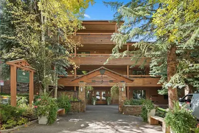 Modern Downtown Aspen 3br Apartment w\/Large Wrap Around Decks, Ajax Proximity, Pool, Hot Tub, Sleep