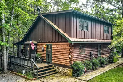 Image de Charming dog-friendly riverfront cabin with hot tub, lovely deck, fireplace, W/D
