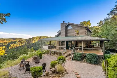 Image de Long-range mountain views, wraparound deck, stunning decor, hot tub, star gazing