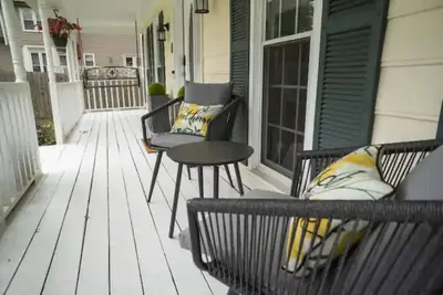 Image de Modern Convenient Spot for 9 to Enjoy & Relax!