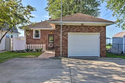 Image de Lakefront Cottage w/ Fishing & Private Yard!