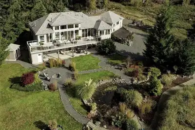 Image de Stunning open style home set on 3 acres in the Seaside hamlet of Jordan River.