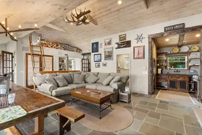 Image de The Boathouse feet from the ocean, modern farmhouse décor with spectacular views