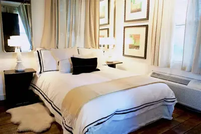 Image de Private entrance charming room with clawfoot tub.