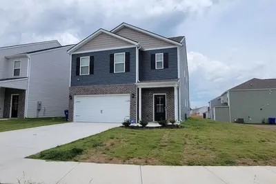 Image de Beautiful new home with lake view near hiking trails